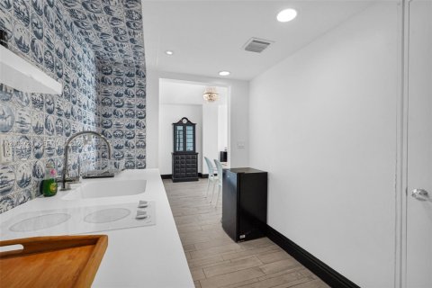 Condo in Miami Beach, Florida, 2 bedrooms  № 2064797 - photo 27