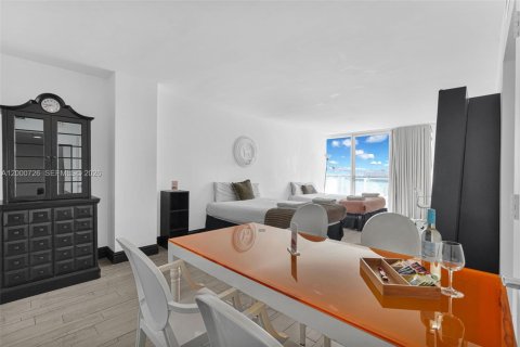 Condo in Miami Beach, Florida, 2 bedrooms  № 2064797 - photo 20