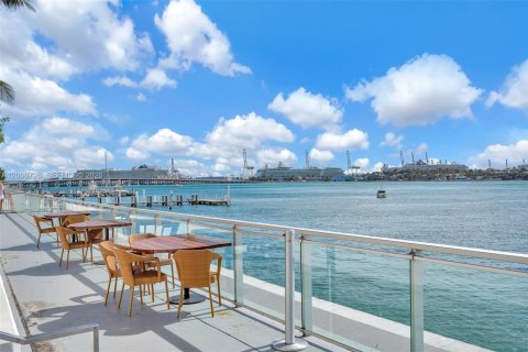 Condo in Miami Beach, Florida, 2 bedrooms  № 2064797 - photo 11