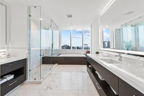 Condominio en venta en Miami, Florida, 4 dormitorios, 307.69 m2 № 2035461 - foto 27