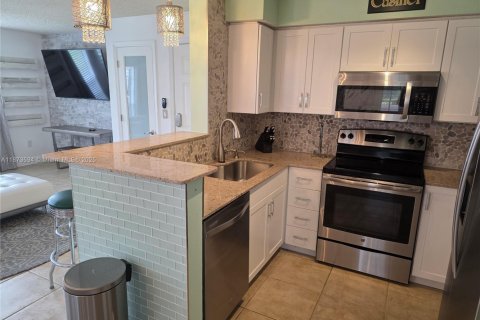 Condo in Delray Beach, Florida, 2 bedrooms  № 1898125 - photo 7