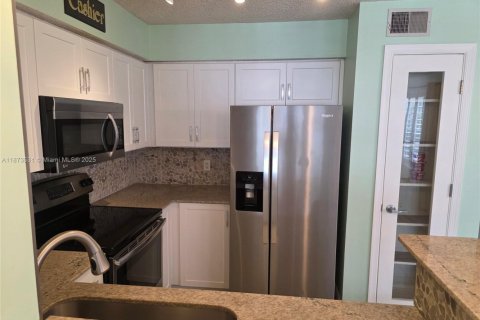 Condo in Delray Beach, Florida, 2 bedrooms  № 1898125 - photo 8