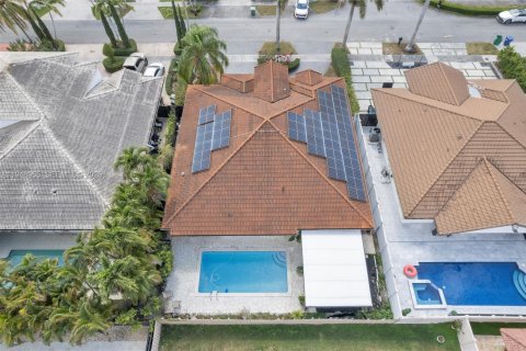 House in Miami, Florida 4 bedrooms, 208.75 sq.m. № 2041072 - photo 8