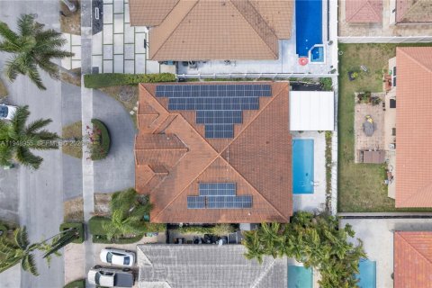 House in Miami, Florida 4 bedrooms, 208.75 sq.m. № 2041072 - photo 11