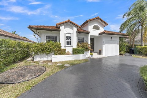 House in Miami, Florida 4 bedrooms, 208.75 sq.m. № 2041072 - photo 10