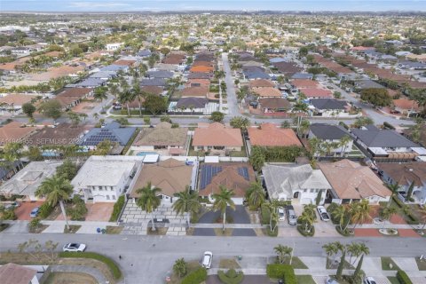 House in Miami, Florida 4 bedrooms, 208.75 sq.m. № 2041072 - photo 6