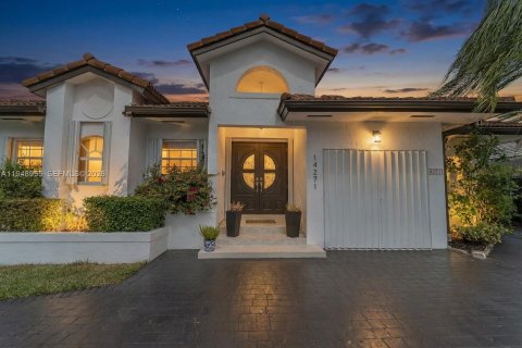 House in Miami, Florida 4 bedrooms, 208.75 sq.m. № 2041072