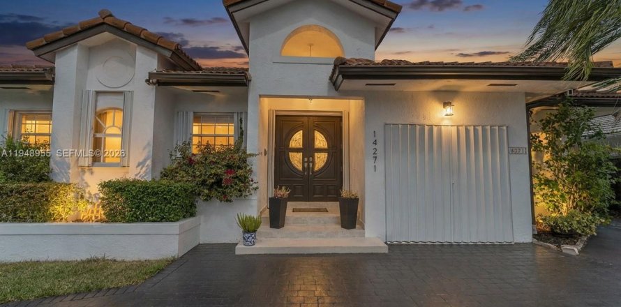 House in Miami, Florida 4 bedrooms, 208.75 sq.m. № 2041072