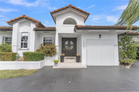 House in Miami, Florida 4 bedrooms, 208.75 sq.m. № 2041072 - photo 9