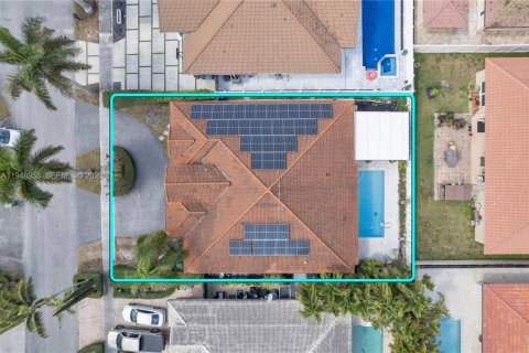 House in Miami, Florida 4 bedrooms, 208.75 sq.m. № 2041072 - photo 3