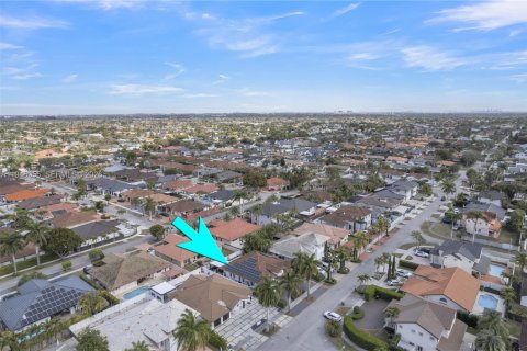 House in Miami, Florida 4 bedrooms, 208.75 sq.m. № 2041072 - photo 2