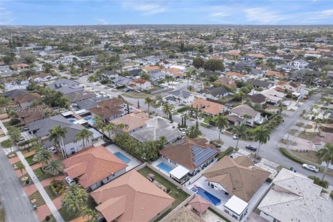 House in Miami, Florida 4 bedrooms, 208.75 sq.m. № 2041072 - photo 5