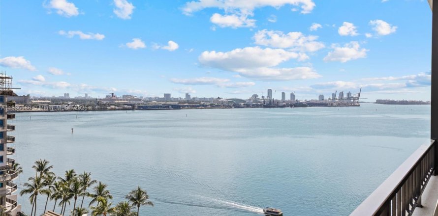 Condo in Miami, Florida, 3 bedrooms  № 2060065