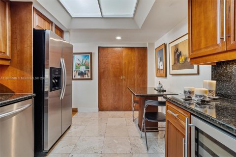 Condo in Miami, Florida, 3 bedrooms  № 2060065 - photo 18