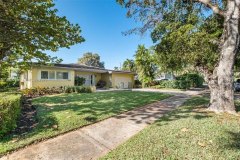 Купить виллу или дом в Корал-Гейблс, Флорида 3 спальни, 179.77м2, № 2044873 - фото 16