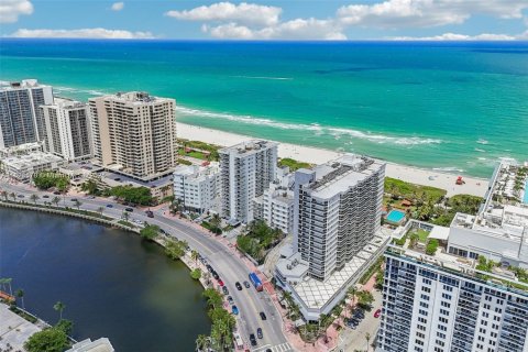 Copropriété à vendre à Miami Beach, Floride: 2 chambres, 104.14 m2 № 1801086 - photo 13