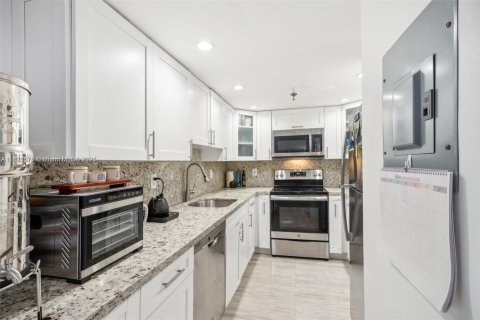 Copropriété à vendre à Miami Beach, Floride: 2 chambres, 104.14 m2 № 1801086 - photo 11