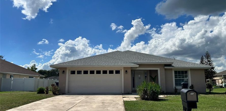 Casa en Auburndale, Florida 3 dormitorios, 176.89 m2 № 2389452