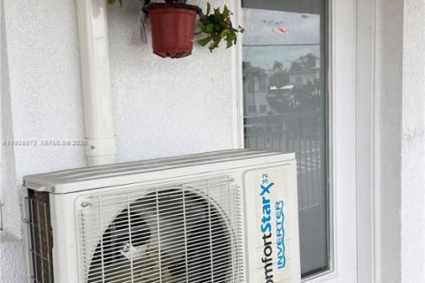 Condo in Miami Beach, Florida № 1997532 - photo 4