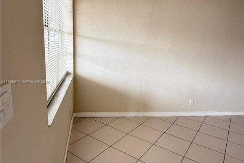 Condo in Miami Beach, Florida № 1997532 - photo 5