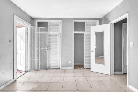 Condo in Hollywood, Florida, 1 bedroom  № 2171519 - photo 26
