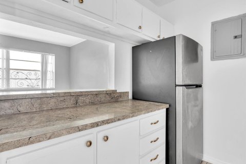 Condo in Hollywood, Florida, 1 bedroom  № 2171519 - photo 16
