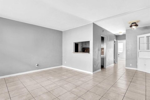 Condo in Hollywood, Florida, 1 bedroom  № 2171519 - photo 20