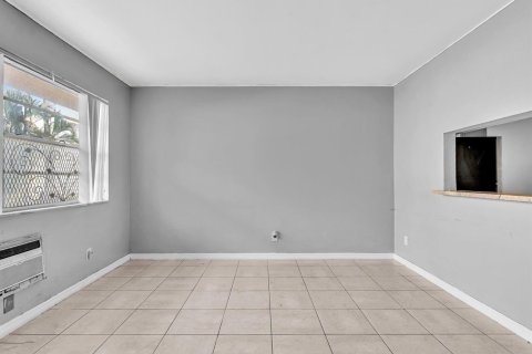 Condo in Hollywood, Florida, 1 bedroom  № 2171519 - photo 8