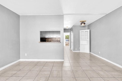 Condo in Hollywood, Florida, 1 bedroom  № 2171519 - photo 9