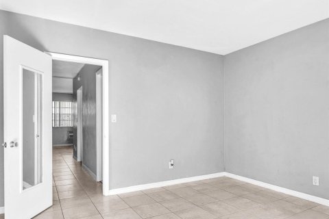 Condo in Hollywood, Florida, 1 bedroom  № 2171519 - photo 22