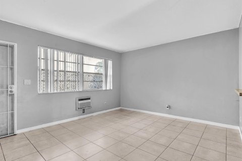 Condo in Hollywood, Florida, 1 bedroom  № 2171519 - photo 7