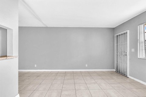 Condo in Hollywood, Florida, 1 bedroom  № 2171519 - photo 19