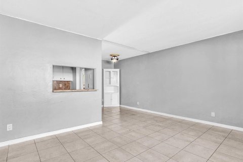 Condo in Hollywood, Florida, 1 bedroom  № 2171519 - photo 12