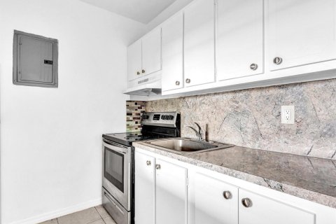 Condo in Hollywood, Florida, 1 bedroom  № 2171519 - photo 15