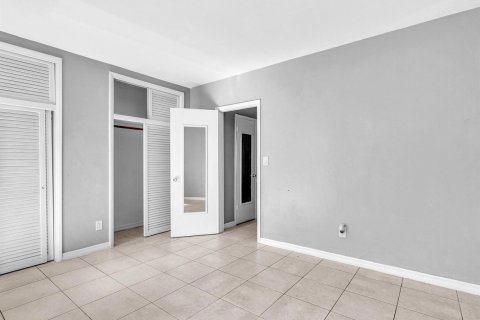 Condo in Hollywood, Florida, 1 bedroom  № 2171519 - photo 25