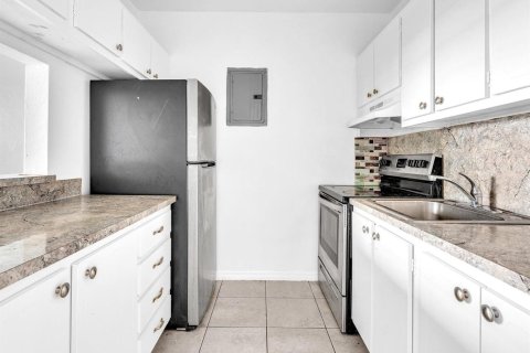 Condo in Hollywood, Florida, 1 bedroom  № 2171519 - photo 14