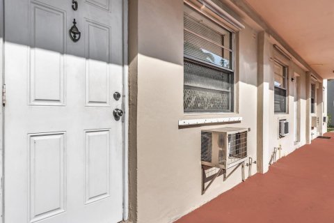 Condo in Hollywood, Florida, 1 bedroom  № 2171519 - photo 4