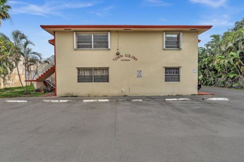 Condo in Hollywood, Florida, 1 bedroom  № 2171519 - photo 2