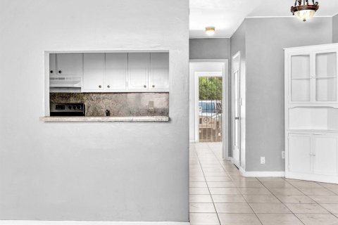 Condo in Hollywood, Florida, 1 bedroom  № 2171519 - photo 11