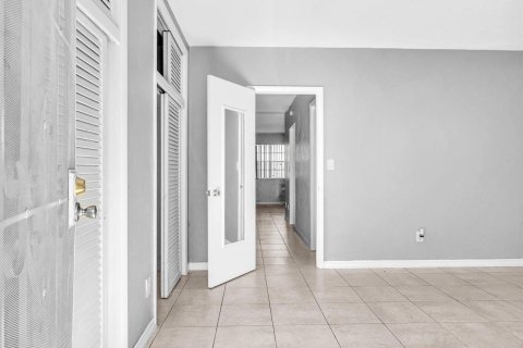 Condo in Hollywood, Florida, 1 bedroom  № 2171519 - photo 13