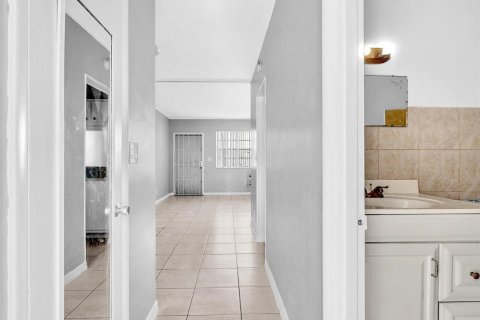 Condo in Hollywood, Florida, 1 bedroom  № 2171519 - photo 29