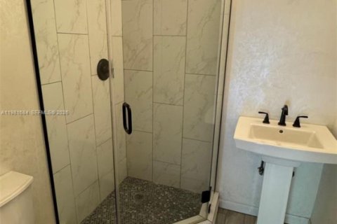 Condo in Miami, Florida, 2 bedrooms  № 2043262 - photo 13