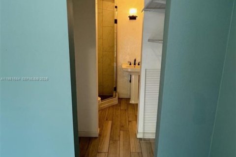 Condo in Miami, Florida, 2 bedrooms  № 2043262 - photo 12