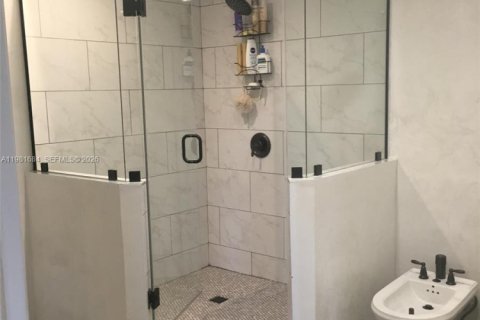 Condo in Miami, Florida, 2 bedrooms  № 2043262 - photo 17