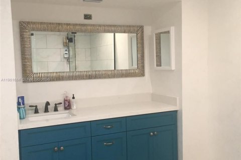 Condo in Miami, Florida, 2 bedrooms  № 2043262 - photo 15
