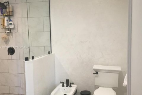 Condo in Miami, Florida, 2 bedrooms  № 2043262 - photo 16