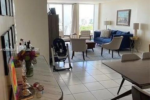 Condo in Surfside, Florida, 2 bedrooms  № 2069585 - photo 8