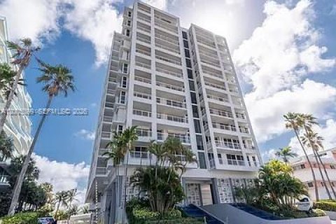 Condo in Surfside, Florida, 2 bedrooms  № 2069585 - photo 9