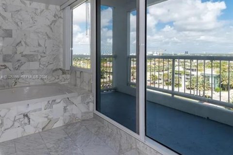 Condo in Surfside, Florida, 2 bedrooms  № 2069585 - photo 13