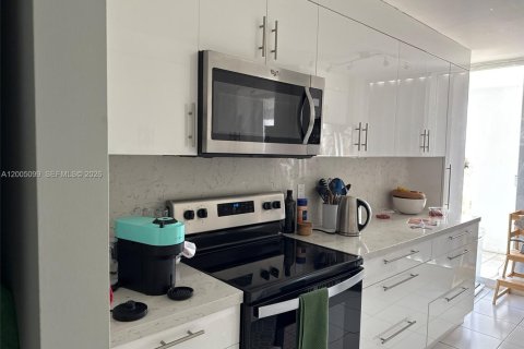 Condo in Surfside, Florida, 2 bedrooms  № 2069585 - photo 3